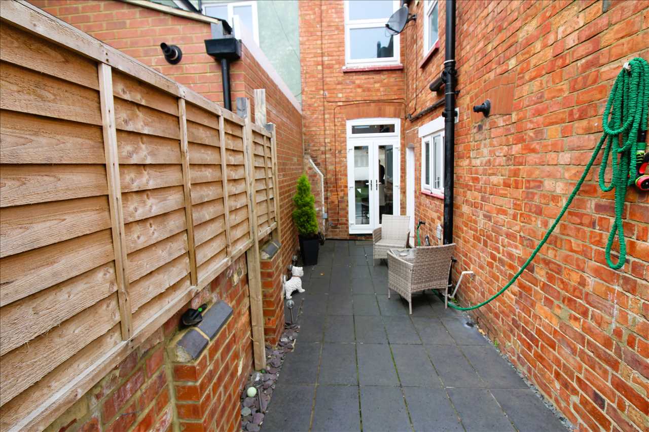 Cambridge Street, Wolverton - Picture 15