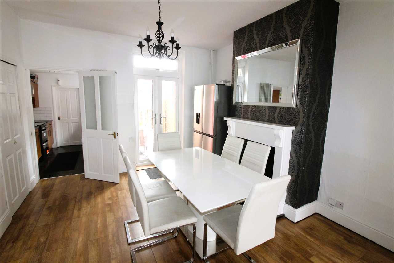 Cambridge Street, Wolverton - Picture 16