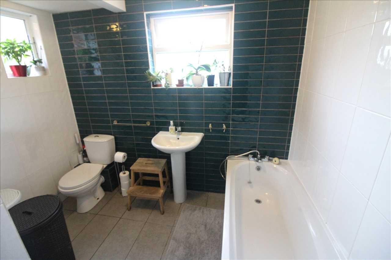 Western Road, Wolverton - Picture 6