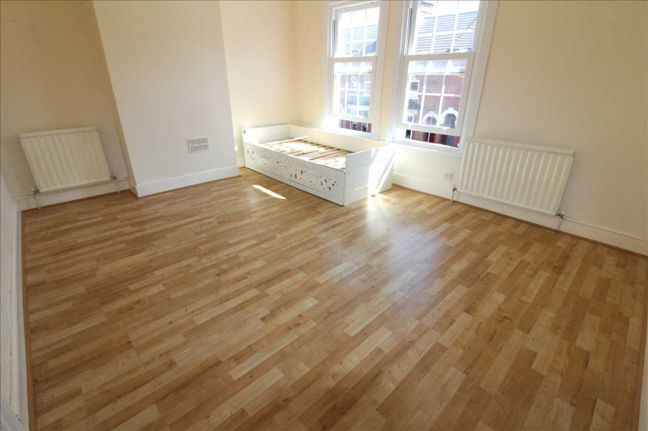Cambridge Street, Wolverton - Picture 7