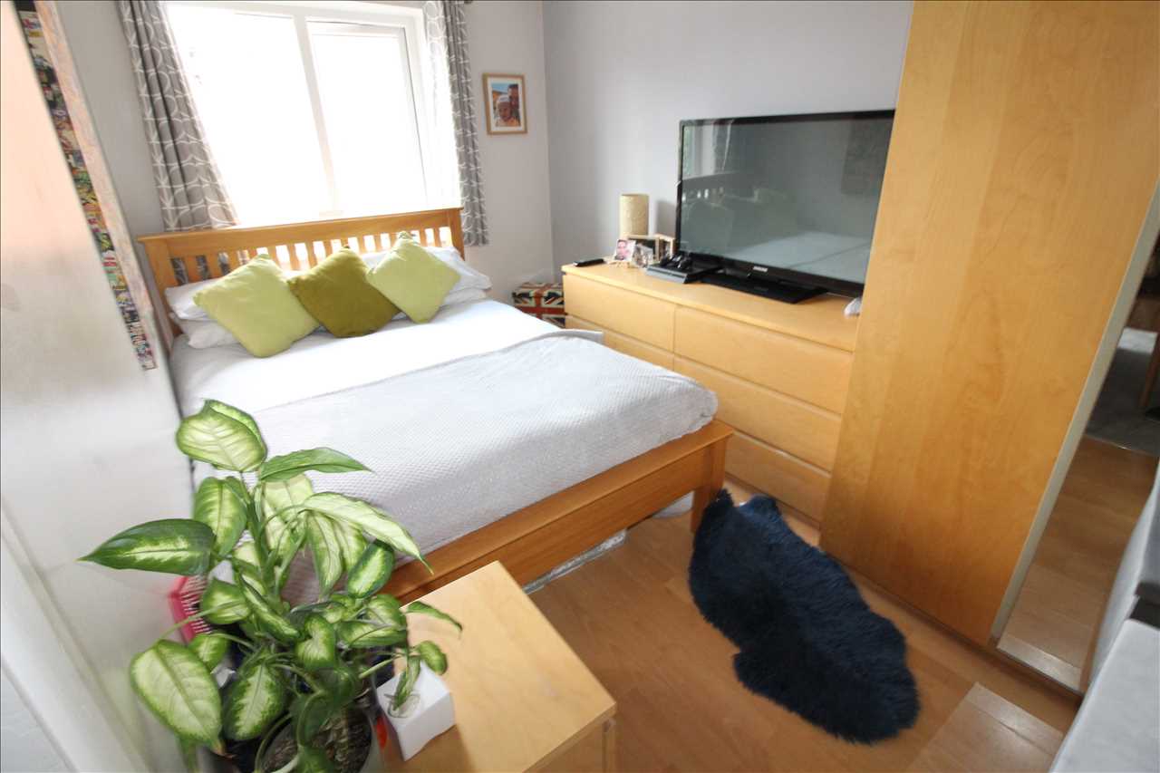 Queen Anne Street, New Bradwell - Picture 8