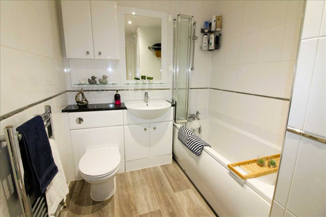 Queen Anne Street, New Bradwell - Picture 10