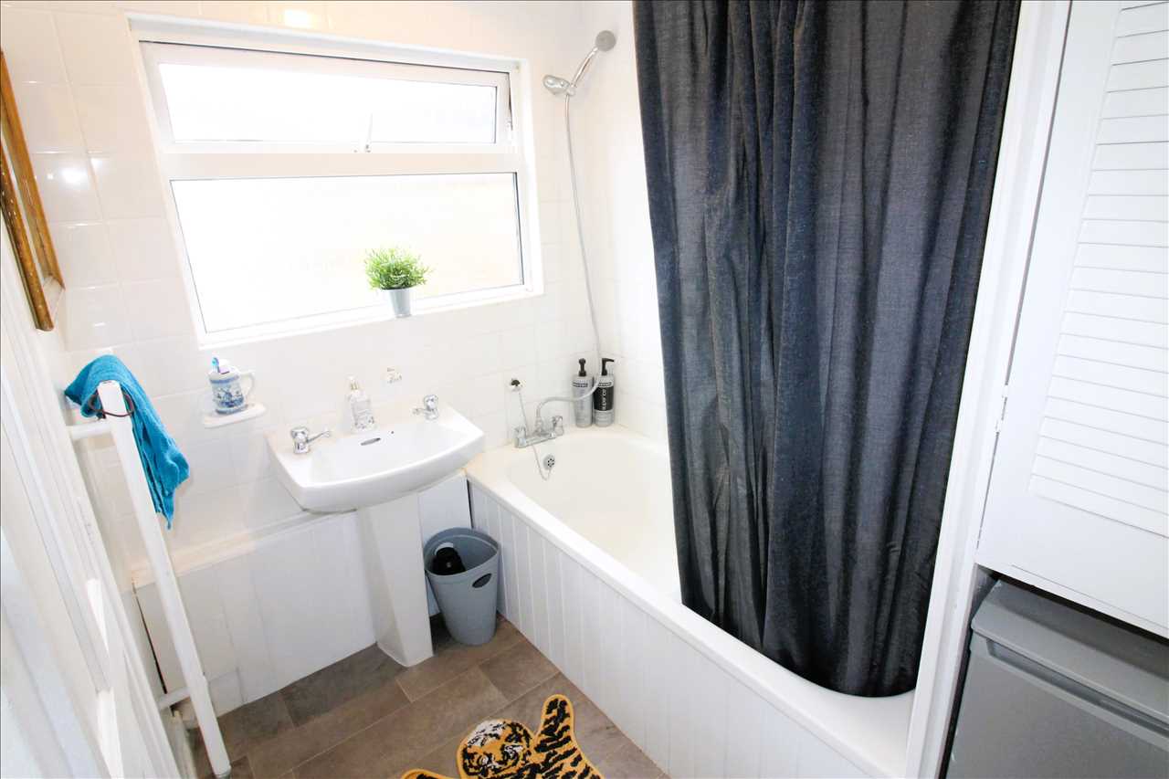 Cambridge Street, Wolverton - Picture 8