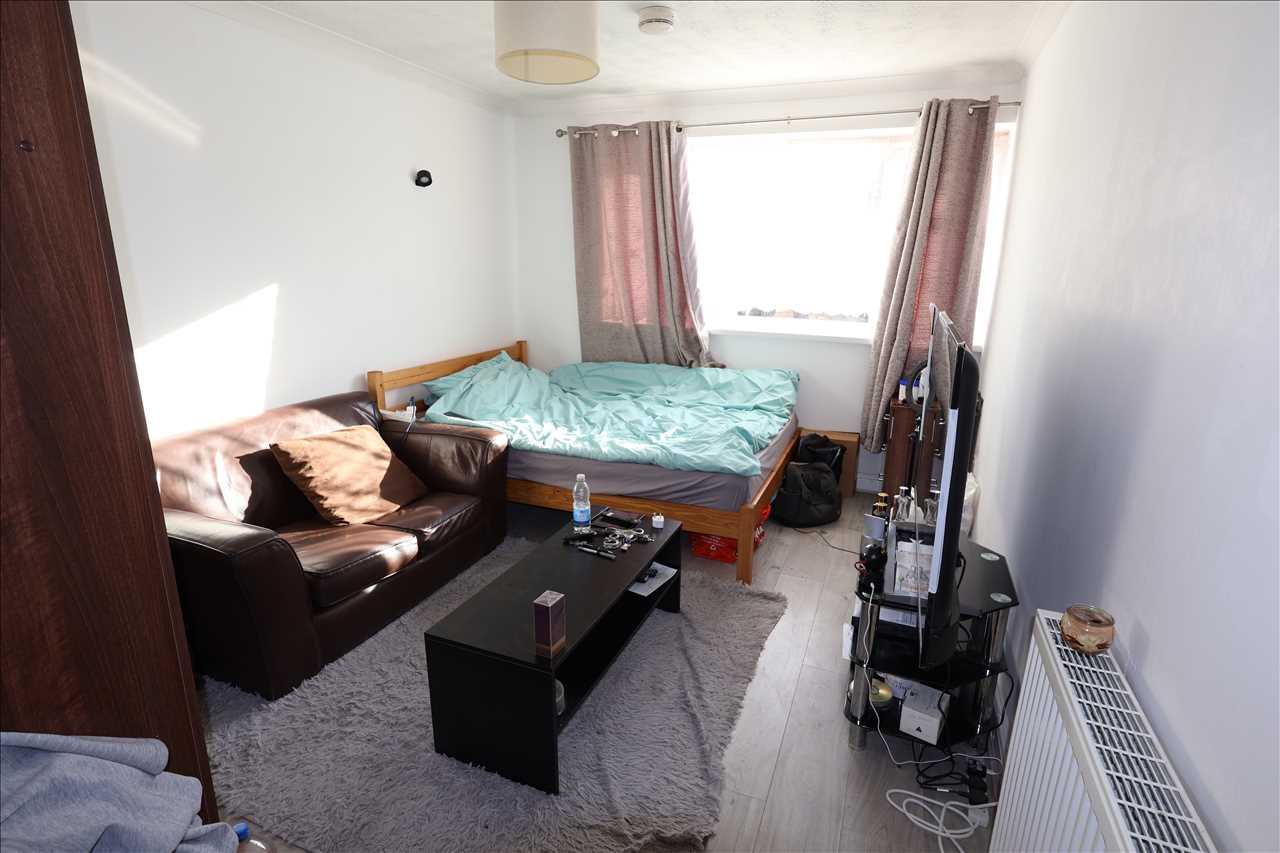 Tolcarne Avenue, Fishermead - Picture 4