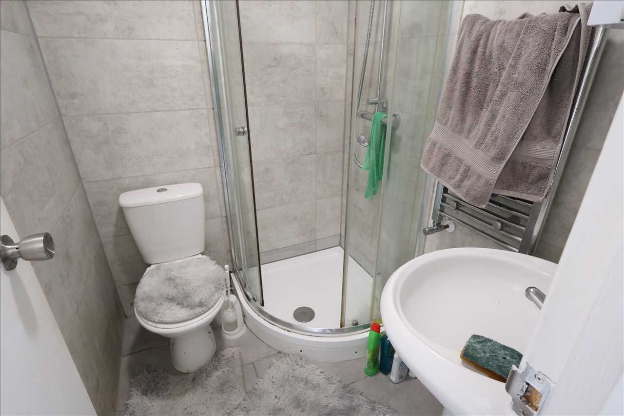 Tolcarne Avenue, Fishermead - Picture 5