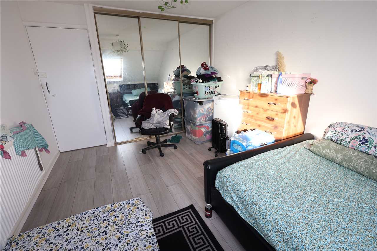 Tolcarne Avenue, Fishermead - Picture 9