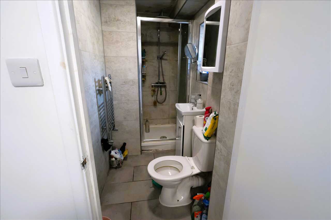 Tolcarne Avenue, Fishermead - Picture 10