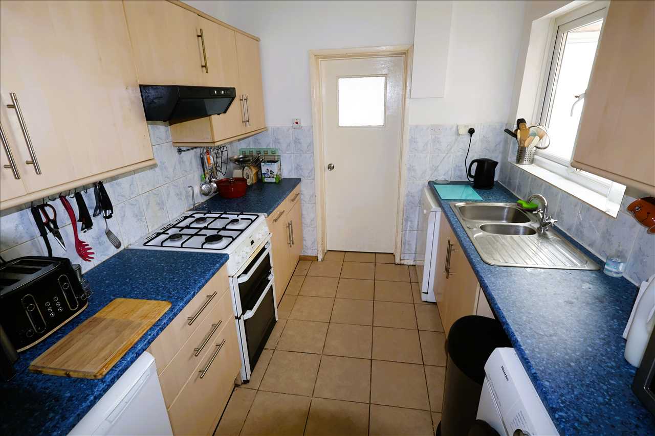 Queen Anne Street, New Bradwell - Picture 4