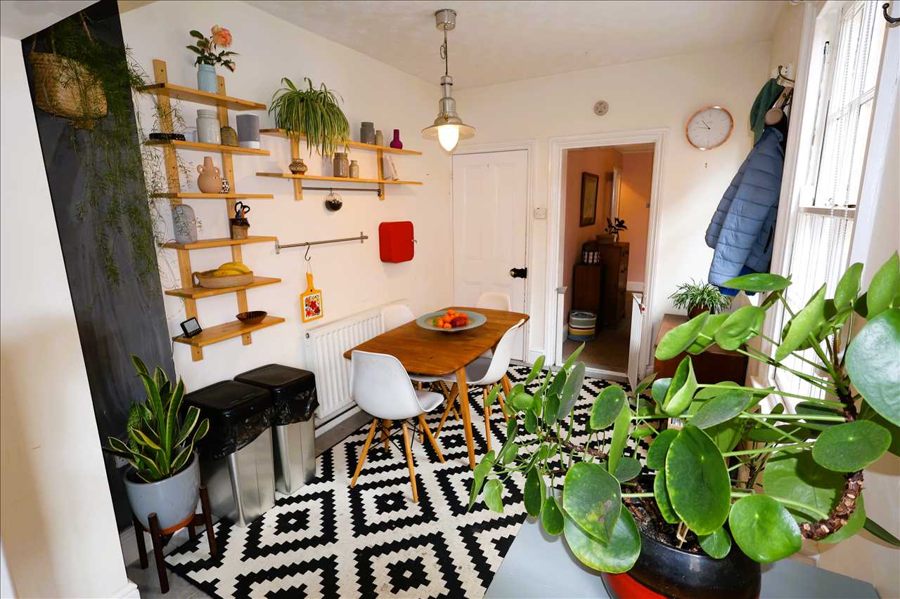 Cambridge Street, Wolverton - Picture 14