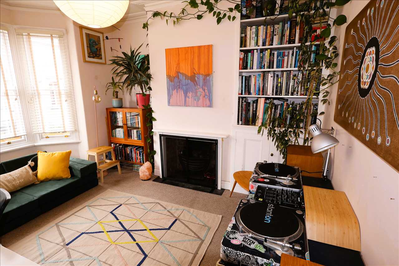 Cambridge Street, Wolverton - Picture 15