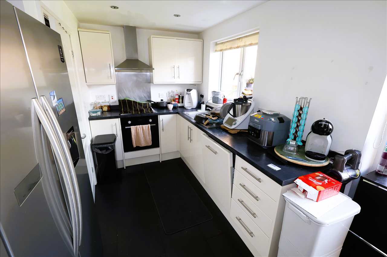 Pettingrew Close, Walnut Tree - Picture 4
