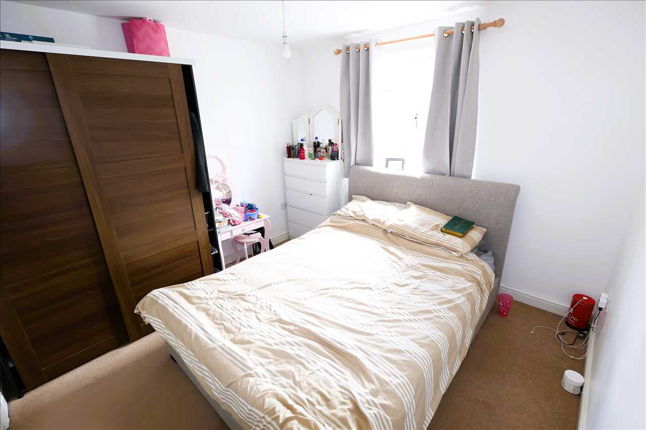 Pettingrew Close, Walnut Tree - Picture 7