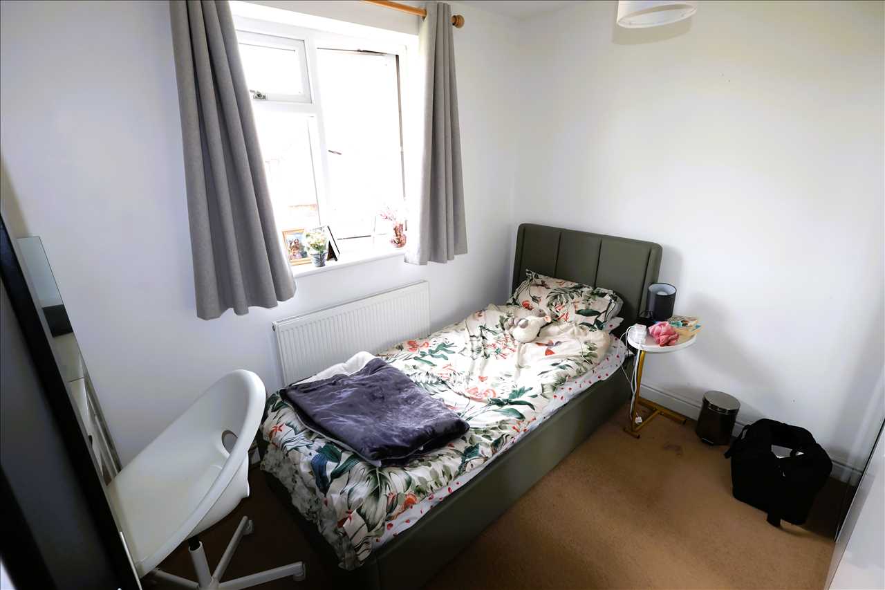 Pettingrew Close, Walnut Tree - Picture 9