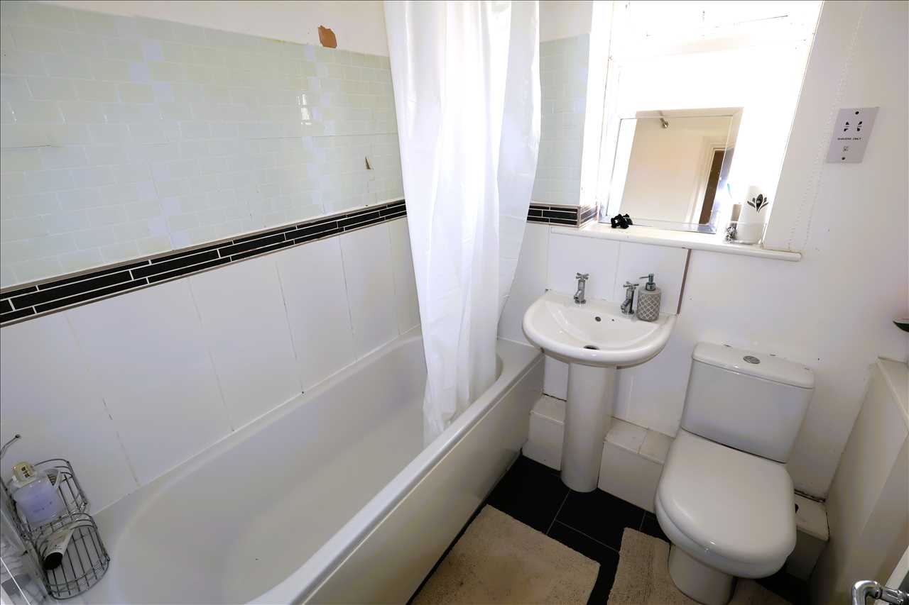 Pettingrew Close, Walnut Tree - Picture 11