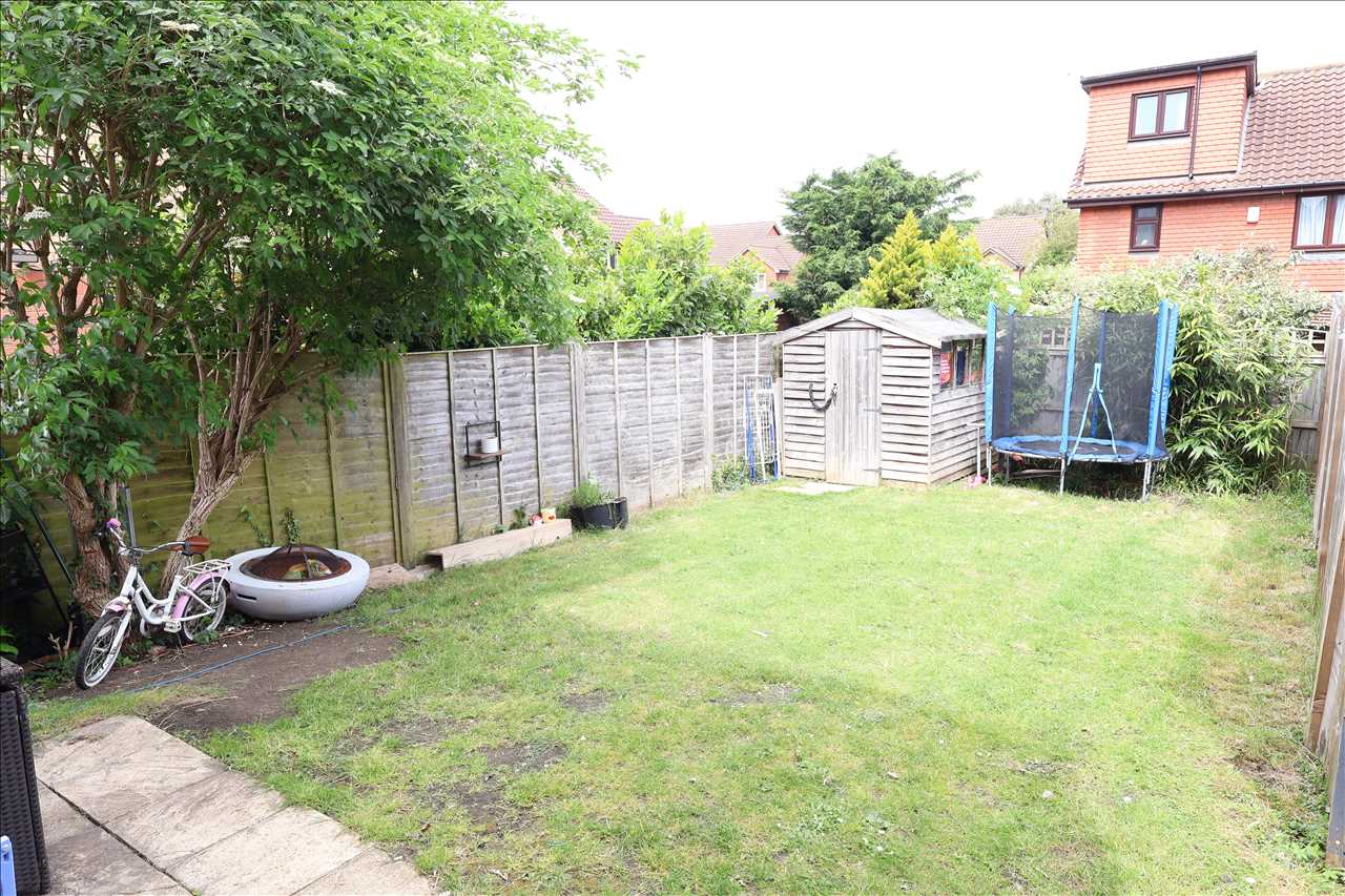 Pettingrew Close, Walnut Tree - Picture 12