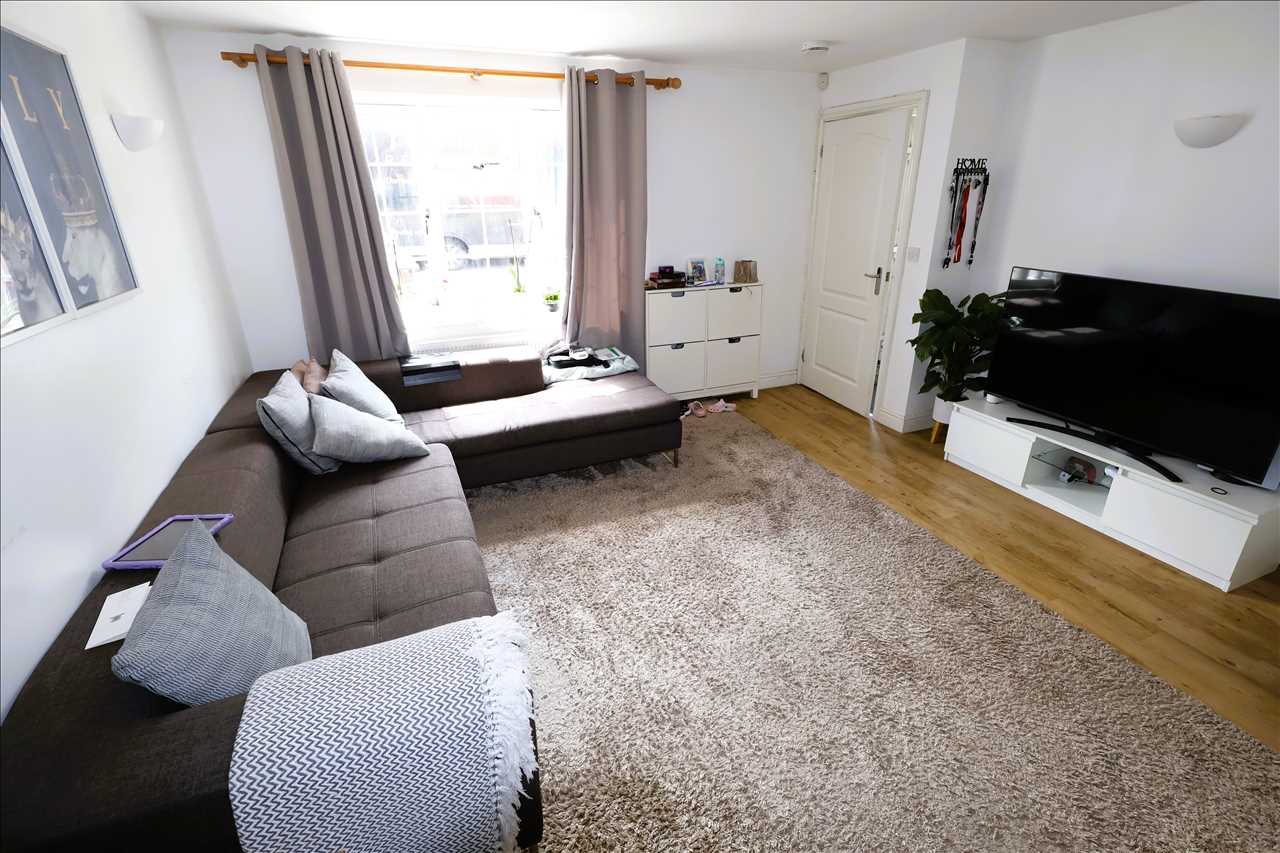 Pettingrew Close, Walnut Tree - Picture 14