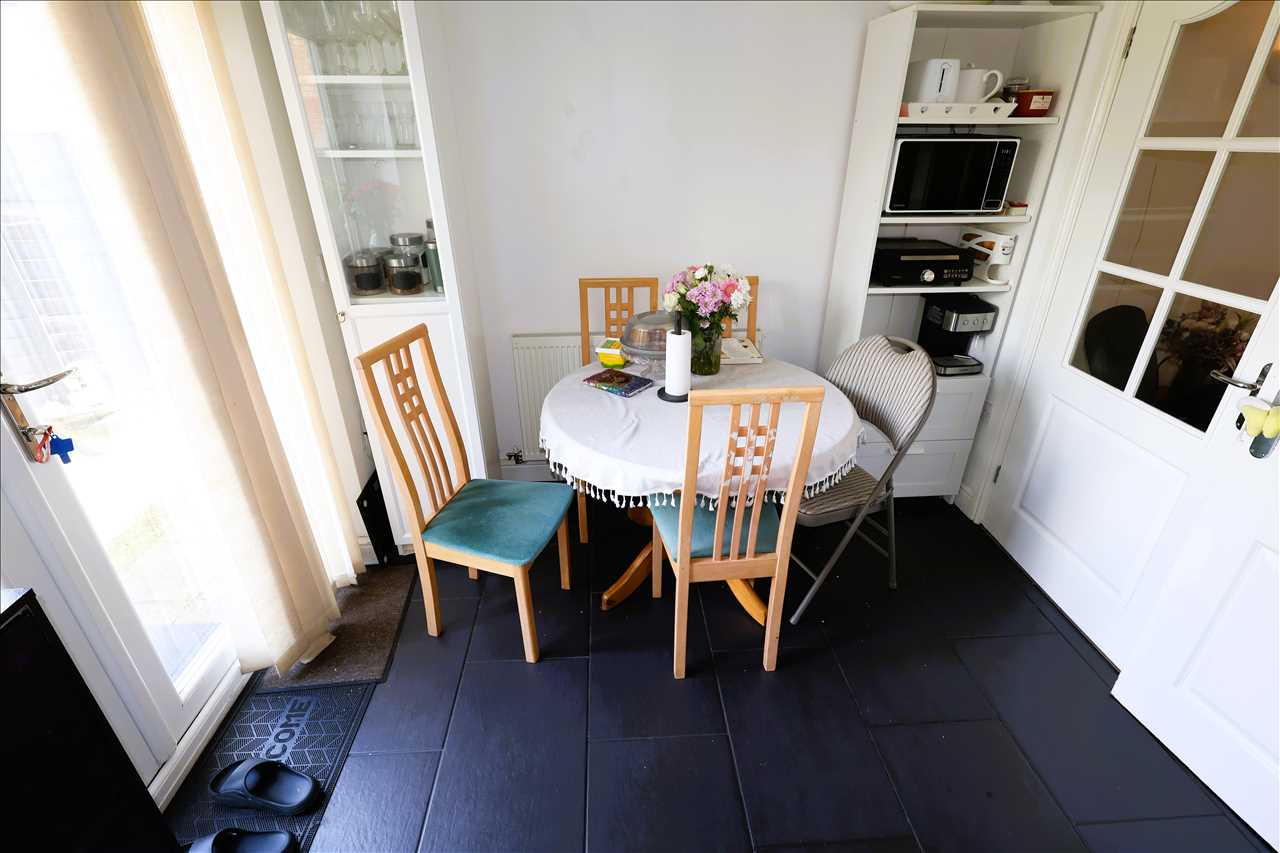 Pettingrew Close, Walnut Tree - Picture 15