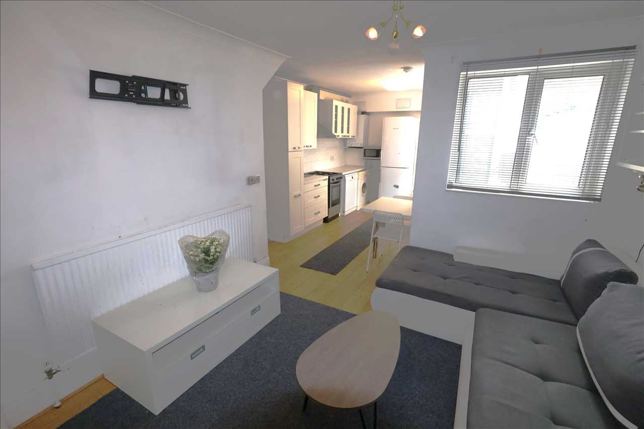 Peel Road, Wolverton - Picture 3